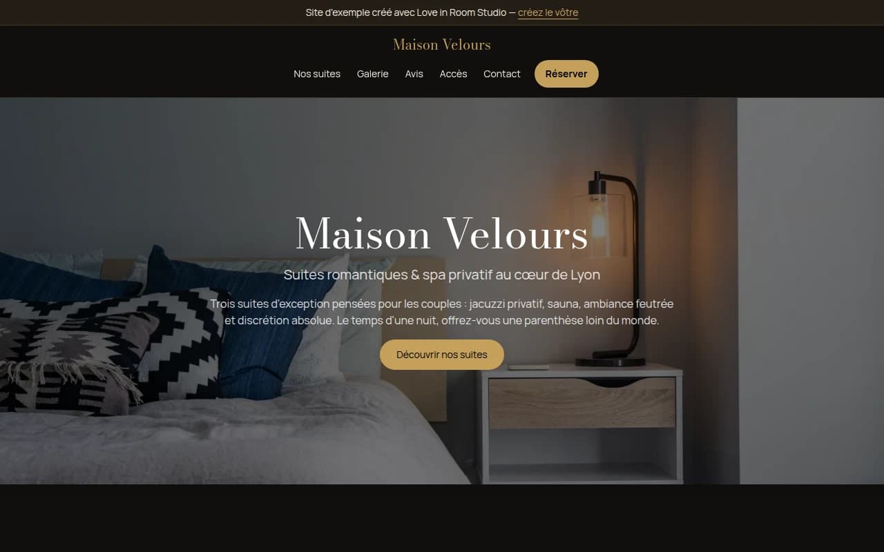 Page d'accueil du site de démonstration Maison Velours dans une fenêtre de navigateur : le menu du site, le nom de l'établissement, sa phrase de présentation et un bouton pour découvrir les hébergements, par-dessus une photo de chambre.