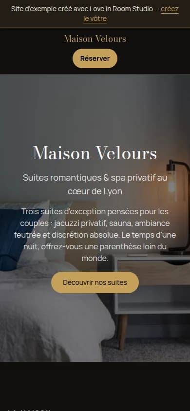 Le même site sur un téléphone : le menu se réduit au bouton de réservation, et le nom de l'établissement, sa phrase de présentation et le bouton se placent les uns sous les autres.