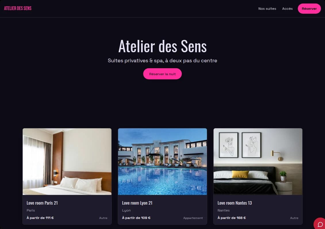 Le même site sous le modèle Néon : fond bleu nuit, nom de l'établissement en capitales magenta, bouton de réservation rose vif, puis trois hébergements avec leur ville et leur prix.