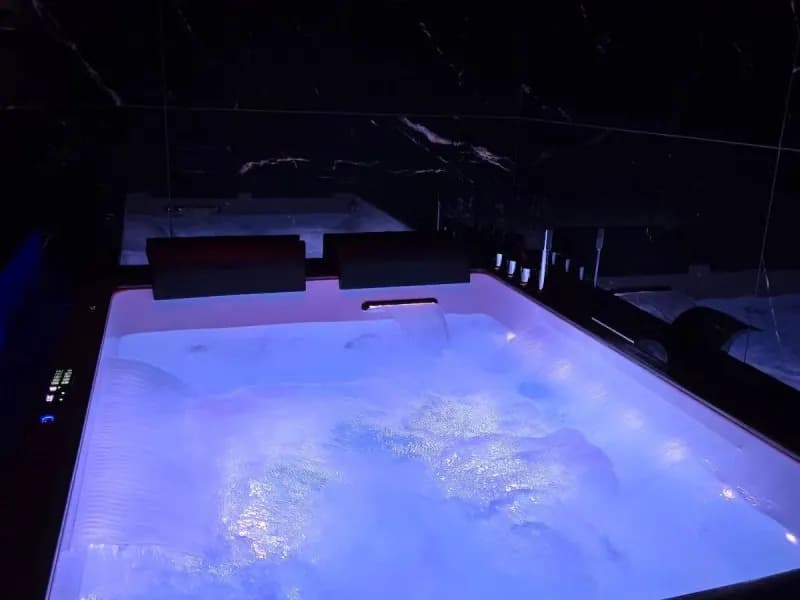 Love room de luxe avec jacuzzi - Cinéma privé
