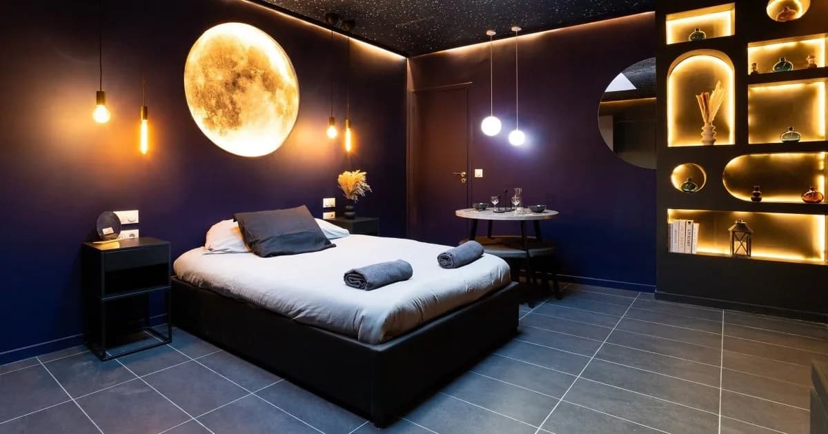 To The Moon and Back · photo 1