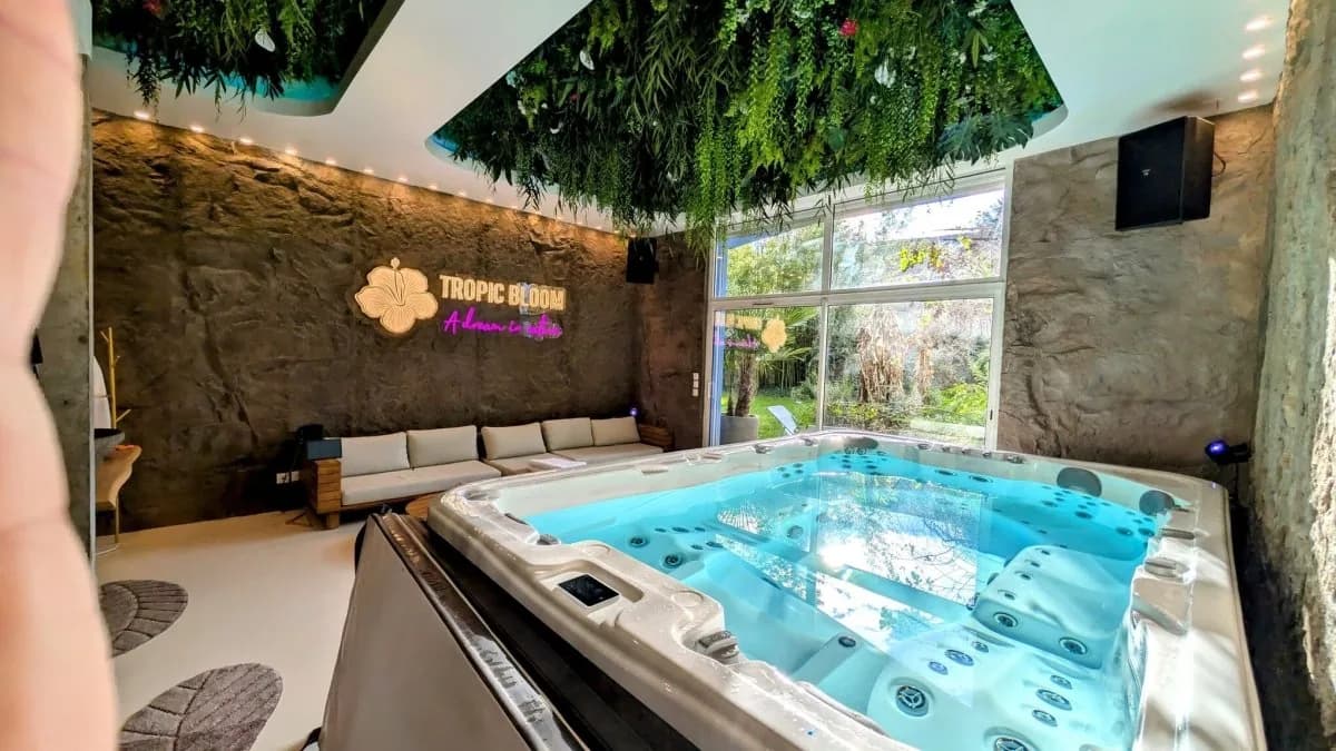 Tropic Bloom Spa & Cinema · photo 1